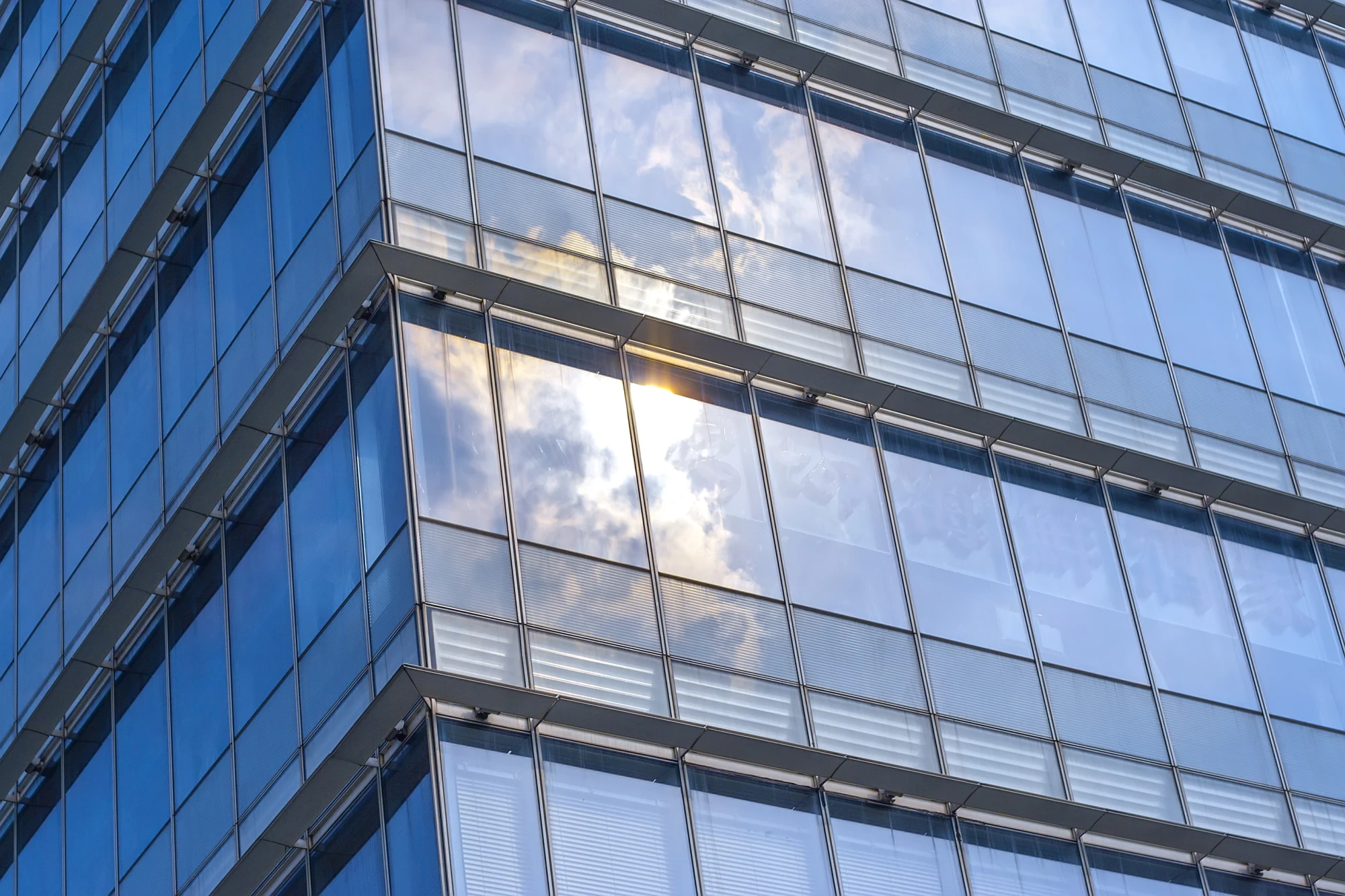 Gepflegte Glasfassade mit Spiegelung des Himmels